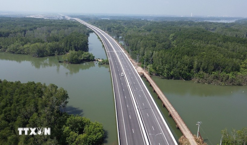 The Ben Luc–Long Thanh Expressway section running through the mangrove forest in Nhon Trach commune, Dong Nai province. (Photo: VNA)