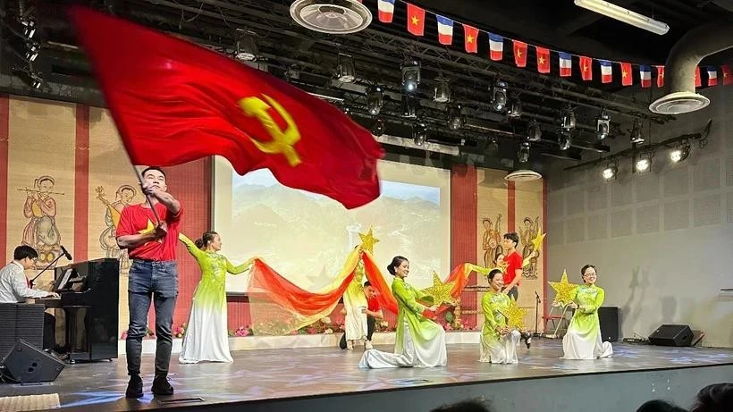 A musical performance at the celebration of the 95th anniversary of the Communist Party of Vietnam in France on February 2 (Photo: VNA)