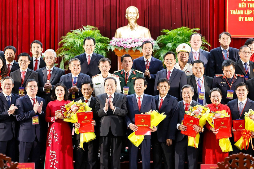 National Assembly Chairman Tran Thanh Man (front, fifth from left) presents the decisions of the Politburo and the Party Central Committee's Secretariat to the Party Committee, its Standing Board, Secretary, and Deputy Secretaries of Can Tho city on June 30. (Photo: VNA) 