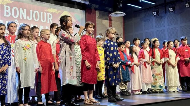 Vietnamese and French children perform the song "Bonjour Vietnam" at the festival. (Photo: VNA)