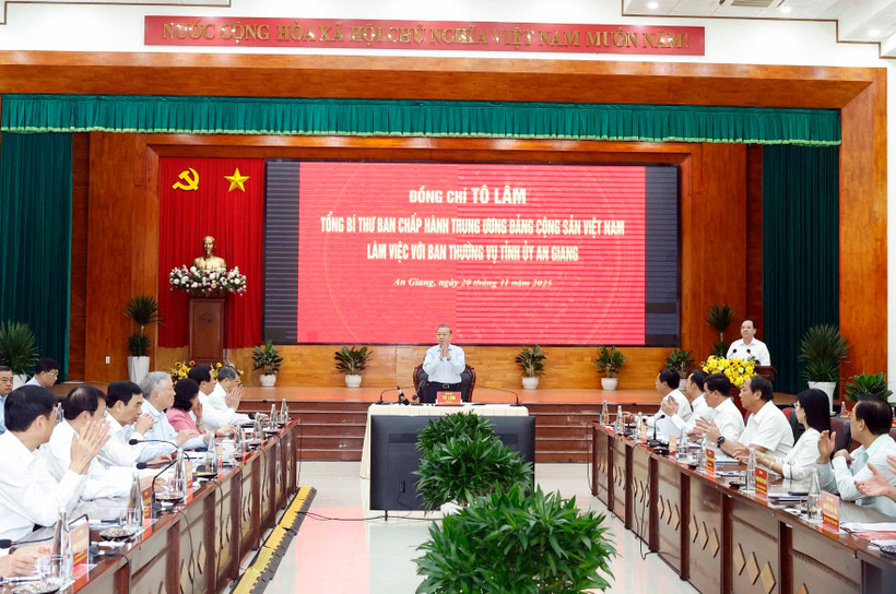 Party General Secretary To Lam at a working session with the Standing Board of the An Giang Party Committee in the Phu Quoc special zone on November 20, 2025. (Photo: VNA)