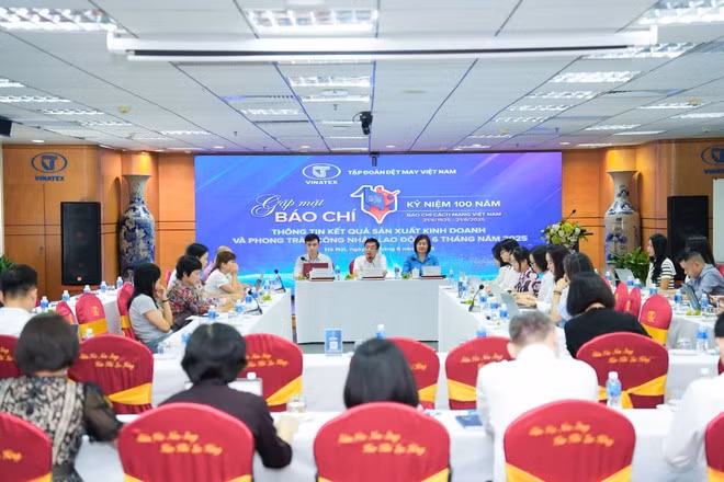 Le Tien Truong, Chairman of the Board of Directors of VINATEX, shares updates on the textile and garment sector business performance in the first half of the year. (Photo: VietnamPlus)