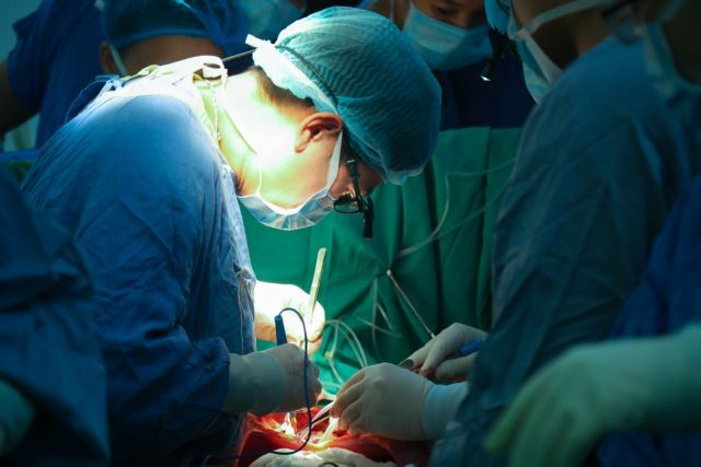 Medical team of the VietDuc Hospital perform the simultaneous heart-lung transplant on a patient with multiple organ failure. (Photo courtesy of the hospital)