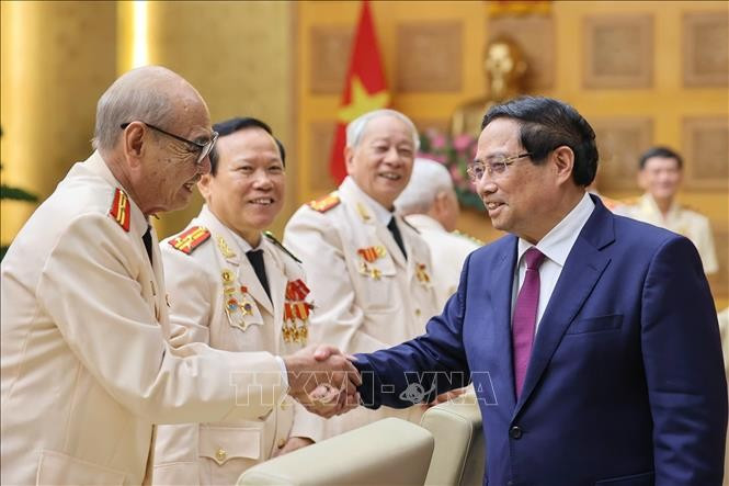 Prime Minister Pham Minh Chinh meets with the Liaison Committee of public security officers who were dispatched to support the southern battlefield during the war, August 25, 2025. (Photo: VNA)