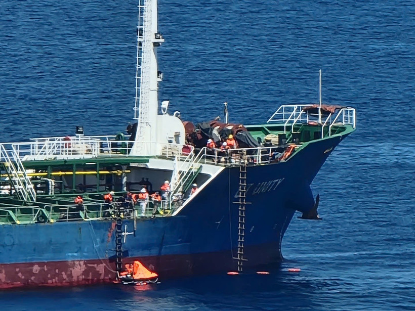 Crew members of the GT Unity transfer to the vessel Androusa. (Photo published by VNA)
