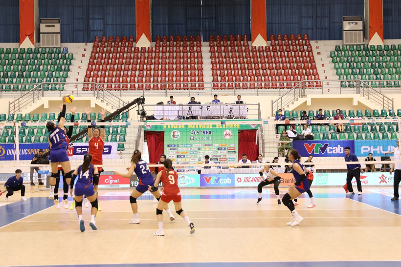 An exciting play during the match between Indonesia and Thailand. (Photo: VNA)