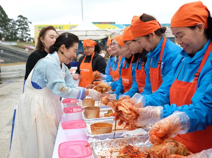 Under the guidance of Korean culinary instructor Kim Eun Ja, locals and tourists eagerly prepare kimchi using ingredients sourced from Da Lat. (Photo: VNA) 