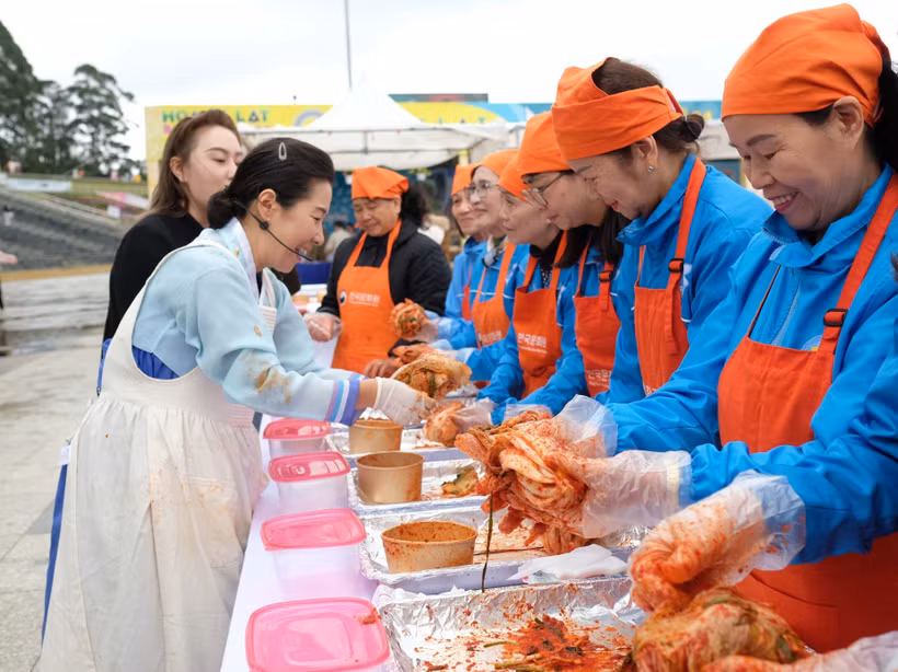 Under the guidance of Korean culinary instructor Kim Eun Ja, locals and tourists eagerly prepare kimchi using ingredients sourced from Da Lat. (Photo: VNA) 