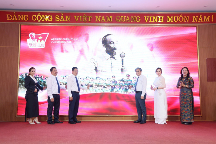 Delegates perform the launch ceremony for the “A80 – Proud of Vietnam” digital platform. (Photo: VNA)