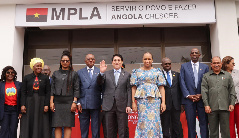 State President Luong Cuong poses for a commemorative photo with leaders of the ruling People’s Movement for the Liberation of Angola. (Photo: VNA)