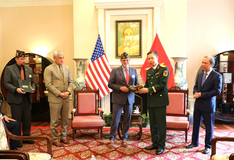 VFW representative (L) hands over wartime memorabilia to the Vietnamese side. (Photo: VNA)