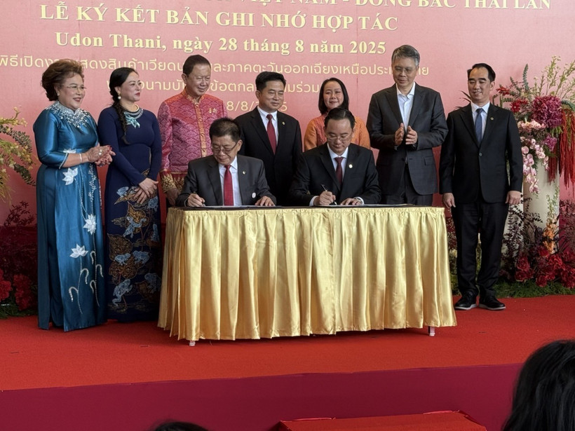 Representatives of the Ho Chi Minh City Young Entrepreneurs Association (right) and the Thai-Vietnamese Business Association in Thailand sign a memorandum of understanding on cooperation. (Photo: VNA) 