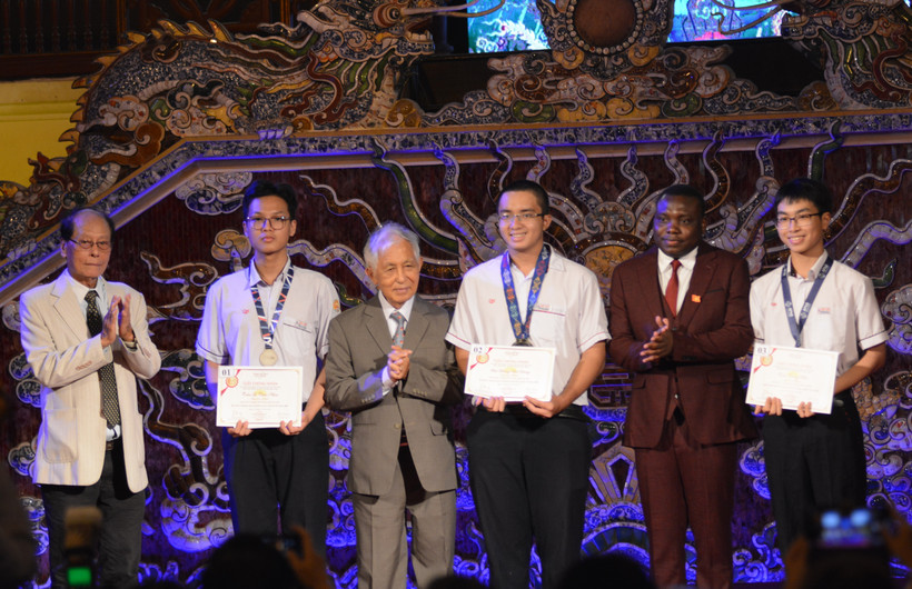 The organisers present scholarships to students with outstanding academic achievements. (Photo: VNA)