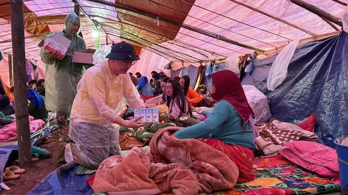 Many organisations and individuals have extended support to flood-affected communities. (Photo: sggp.org.vn)