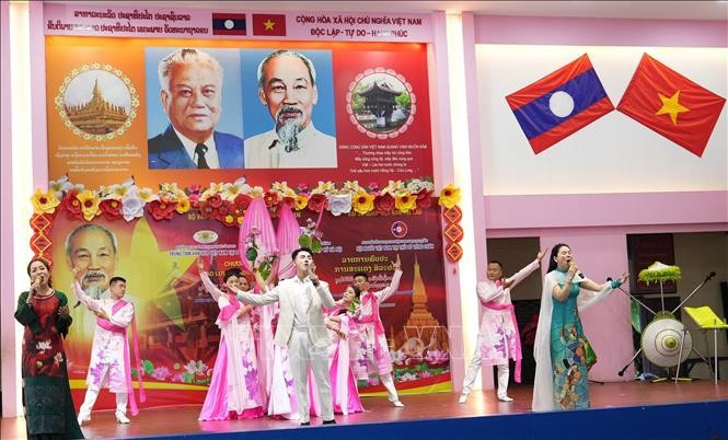 A performance at the cultural exchange programme marking the 135th birth anniversary of President Ho Chi Minh on May 21. (Photo: VNA)