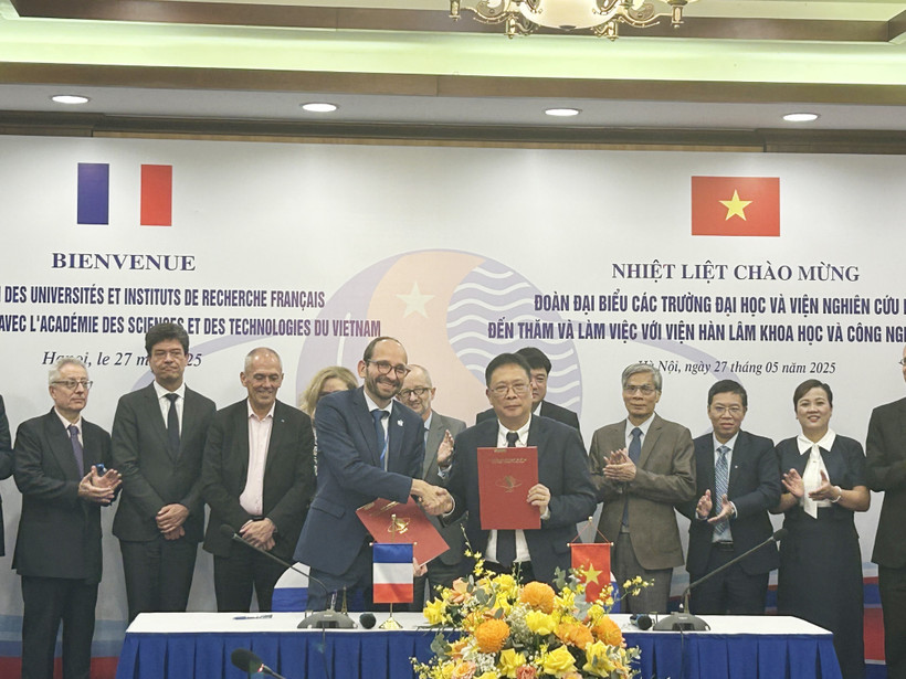 President of the Vietnam Academy of Science and Technology and President of the French National Centre for Scientific Research (CNRS) sign the 2025–2028 Action Plan. (Photo: VNA)