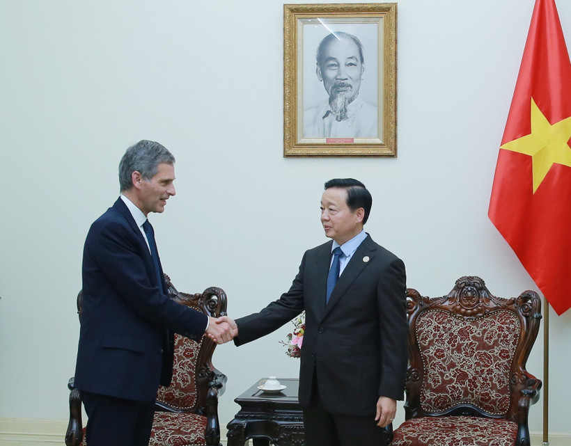 Deputy Prime Minister Tran Hong Ha hosts a reception for Rodolphe Saadé, Chairman and CEO of the CMA-CGM Group, May 27. (Photo: VNA)