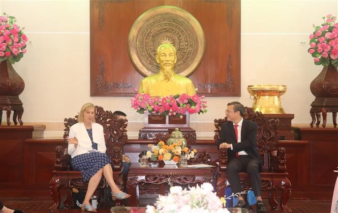 Chairman of the Can Tho People’s Committee Truong Canh Tuyen (right) and US Consul General in Ho Chi Minh City Susan Burns at the meeting on May 27. (Photo: VNA)