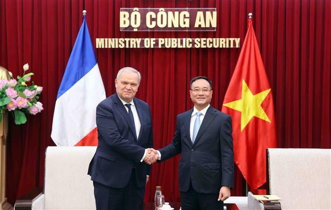 Deputy Minister of Public Security Lieutenant General Pham The Tung and French Minister attached to the Minister for the Interior François-Noël Buffet at the meeting in Hanoi on May 27 (Photo: VNA)