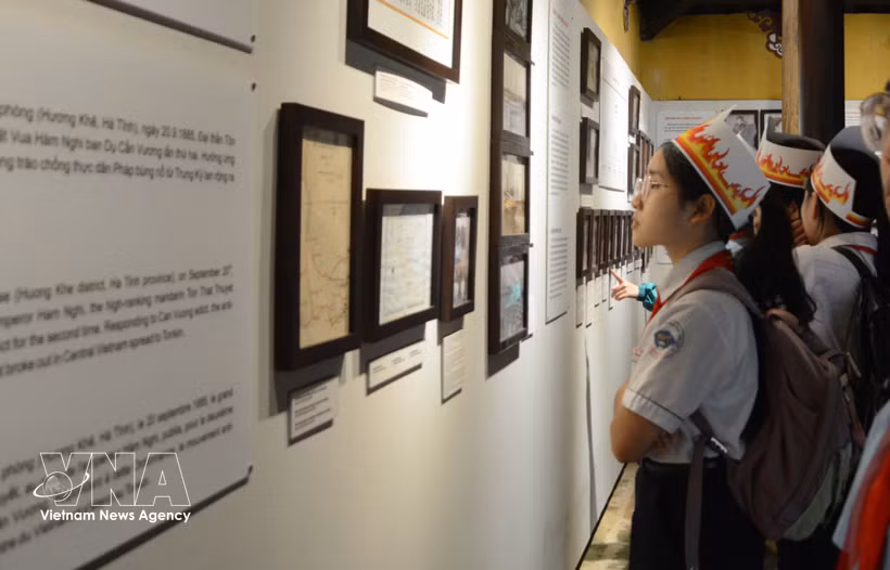 Students learn about the life of King Ham Nghi. (Photo: VNA)