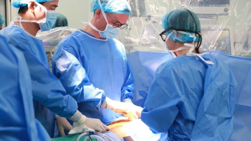 The surgeons operated on the patient. (Photo: 108 Military Central Hospital)