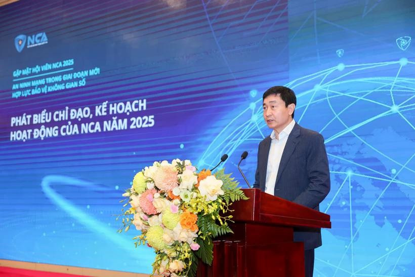 Lieutenant General Nguyen Minh Chinh, Director of the Department of Cybersecurity and High-Tech Crime Prevention and Control (A05) under the Ministry of Public Security, and Permanent Vice President of the National Cybersecurity Association, speaks at the event. (Photo: VietnamPlus)
