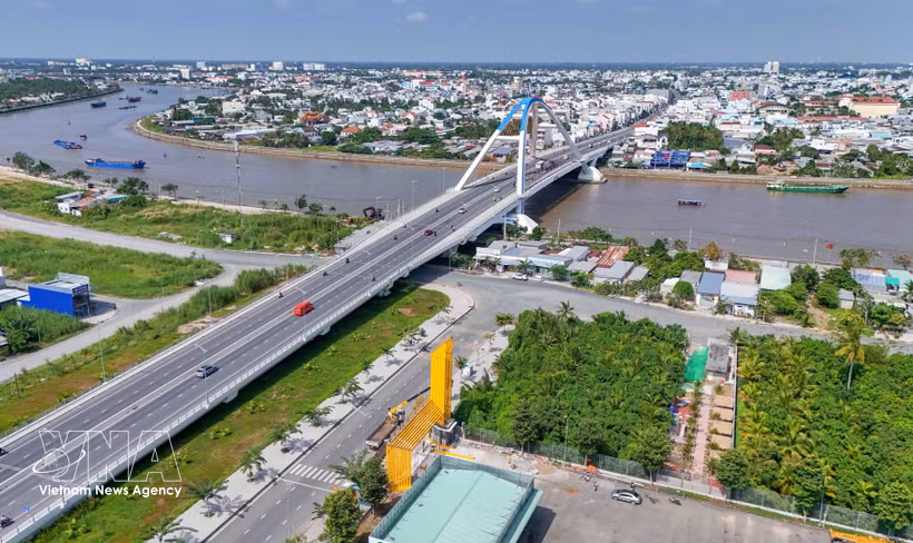 Tran Hoang Na Bridge spans the Can Tho River, linking Ninh Kieu and Cai Rang areas. (Photo: VNA)