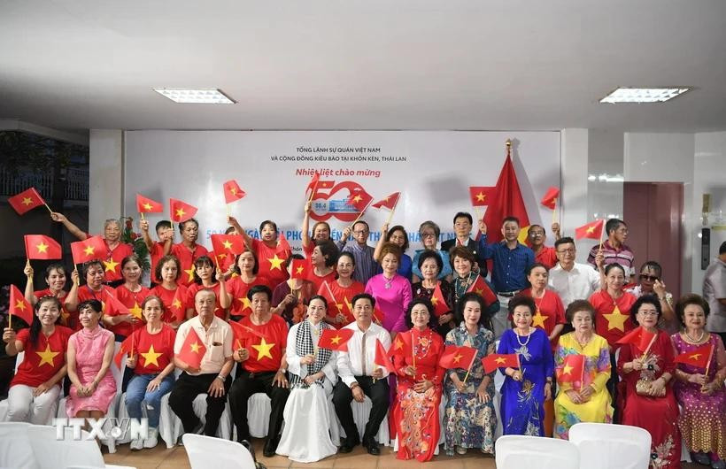 Vietnamese expatriates from northeastern Thailand gather at the Vietnamese Consulate General in Khon Kaen province to mark the 50th anniversary of the Liberation of the South and National Reunification (April 30, 1975 – 2025). (Photo: VNA)