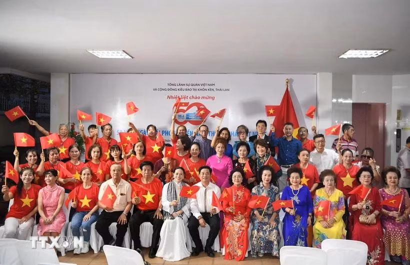 Vietnamese expatriates from northeastern Thailand gather at the Vietnamese Consulate General in Khon Kaen province to mark the 50th anniversary of the Liberation of the South and National Reunification (April 30, 1975 – 2025). (Photo: VNA)
