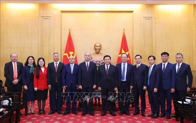 Ho Chi Minh National Academy of Politics (HCMA) President Nguyen Xuan Thang meets with the Ambassadors of Cuba and Canada to Vietnam in Hanoi on February 17. (Photo: VNA)