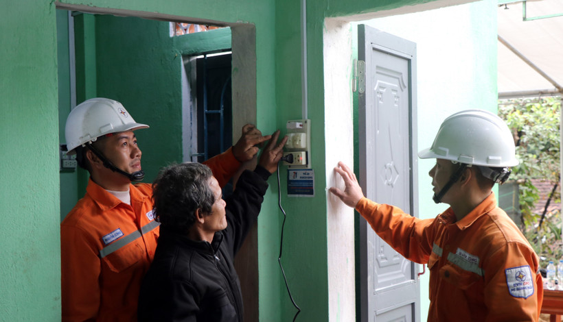 The Kon Tum power sector accompanies the Quang Trung Campaign by providing support, installing, inspecting and guiding residents on the safe use of electrical equipment as they move into their new homes. (Photo: VNA)