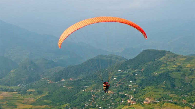 A paragliding display and competition commences in Quang Nam province, drawing 31 pilots from across Vietnam and various countries. (Illustrative image: tuoitrethudo.vn)