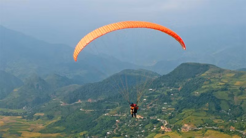 A paragliding display and competition commences in Quang Nam province, drawing 31 pilots from across Vietnam and various countries. (Illustrative image: tuoitrethudo.vn)