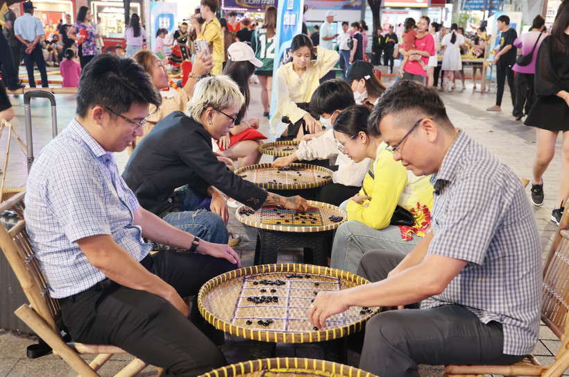 Locals take part in traditional folk games. (Photo: VNA)