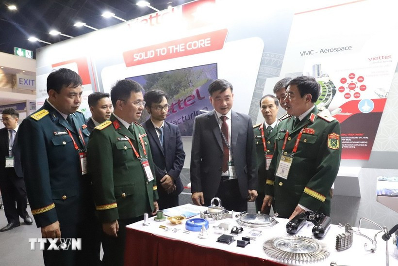 Major General Nguyen Ba Luc (far right), Deputy Chief of the General Staff of the Vietnam People’s Army, visits the Viettel Manufacturing booth at the exhibition. 