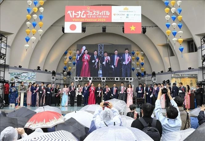 Delegates cut the ribbon to officially open the Vietnam Festival 2025 in Japan. (Photo: VNA)