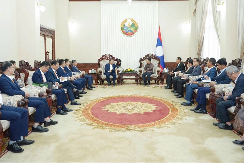 Senior executives from the Vietnam National Chemical Group (Vinachem) report on the progress of a major potash mining and processing project in Khammouane province to Lao Deputy Prime Minister Saleumxay Kommasith, May 27. (Photo: Vinachem)