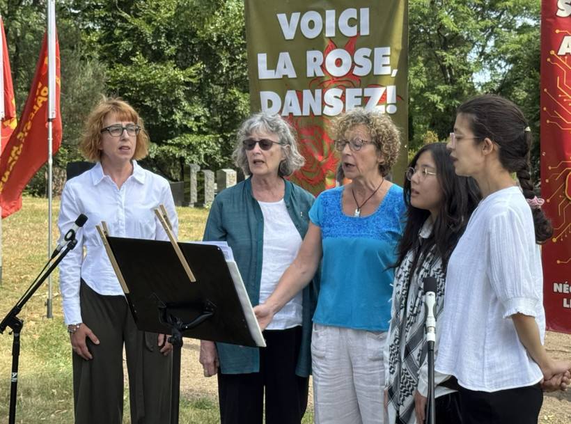 Members of the Communist Party of Canada (Marxist–Leninist) (CPC ML) sing the Internationale at the ceremony. (Photo: VNA)