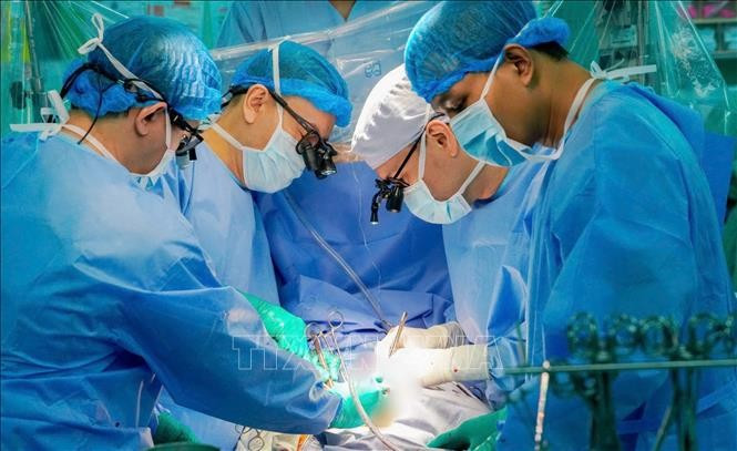 Doctors at the University Medical Centre Ho Chi Minh City perform a heart transplant on a patient. (Photo published by VNA)