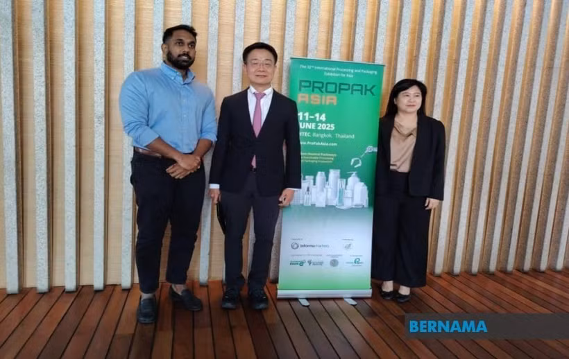 Thai Chamber of Commerce vice-chairman Visit Limlurcha (middle) (Photo: Bernama)