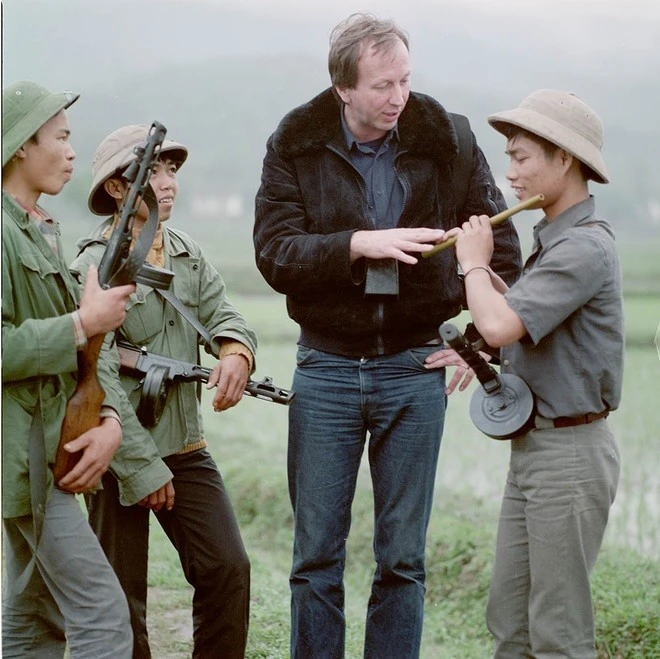 Photographer Thomas Billhardt and Vietnamese soldiers. (Photo courtesy of Thomas Billhardt) 