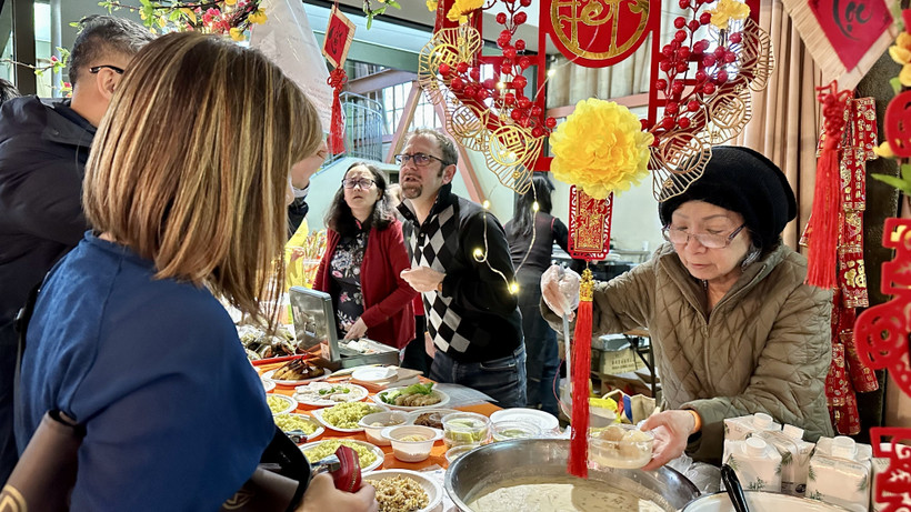 A food corner at the Lunar New Year (Tet) Market in Nogent-sur-Marne, a suburb of Paris. (Photo: VNA)