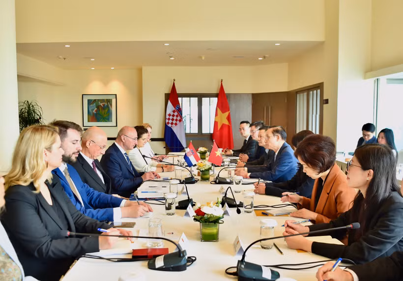 Vietnamese Minister of Foreign Affairs Le Hoai Trung and Croatian Minister of Foreign and European Affairs Gordan Grlić Radman hold talks in Hanoi on May 19, 2026. (Photo: Ministry of Foreign Affairs)
