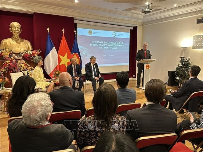 A roundtable discussion with Francophone businesses interested in investing and doing business in Vietnam, Paris, May 14. (Photo: VNA)