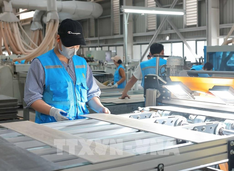 Workers of the Lioncore Vietnam Co.Ltd at Dong Mai industrial park, Quang Ninh province. (Photo: VNA)