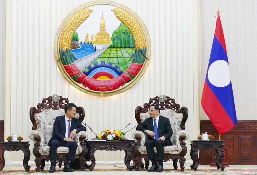 Lao Prime Minister Sonexay Siphandone (R) hosts a reception for Prosecutor General of the Supreme People’s Procuracy of Vietnam Nguyen Huy Tien. (Photo: VNA)
