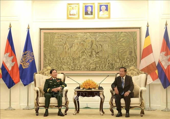 General Nguyen Tan Cuong, Chief of the General Staff of the Vietnam People’s Army (VPA) and Deputy Minister of National Defence (L) pays a courtesy call on Samdech Techo Hun Sen, President of the Cambodian People’s Party (CPP) and President of the Cambodian Senate on June 4. (Photo published by VNA)