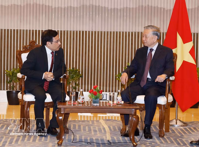 Party General Secretary and State President To Lam (R) receives Arun Kumar Singh, Chairman of the Oil and Natural Gas Corporation Limited (ONGC). (Photo: VNA)