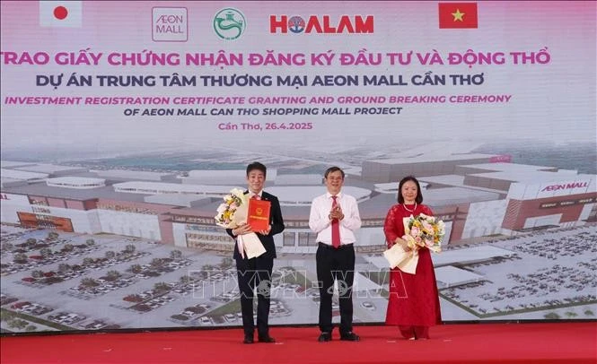 Chairman of the Can Tho city People's Committee Truong Canh Tuyen granted the investment registration certificate to Aeon Mall Vietnam leader. (Photo: VNA)