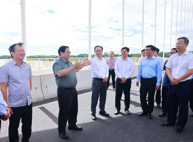Prime Minister Pham Minh Chinh inspects Nguyen Hoang bridge, July 26, 2025. (Photo: VNA)